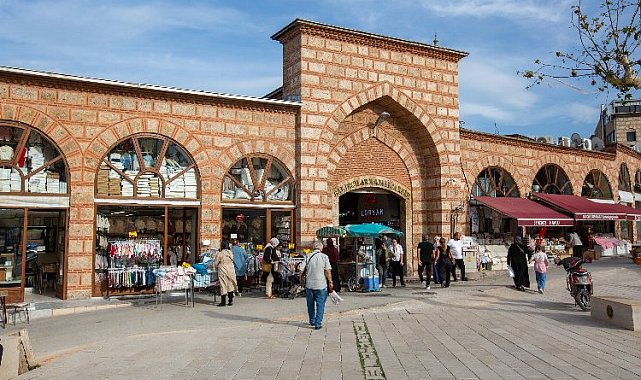 Bursa'da Tarihi Bakırcılar'da vitrin yenileniyor