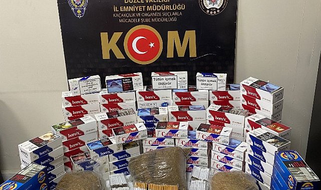 Düzce'de pazar tezgahındaki kaçak sigaralara el konuldu