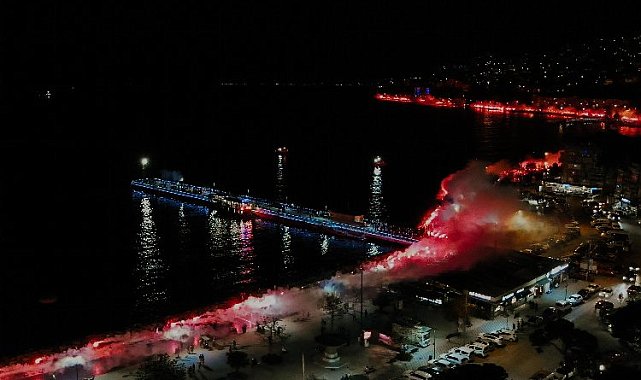 Gemlik'te binlerce meşale Cumhuriyet için yakıldı