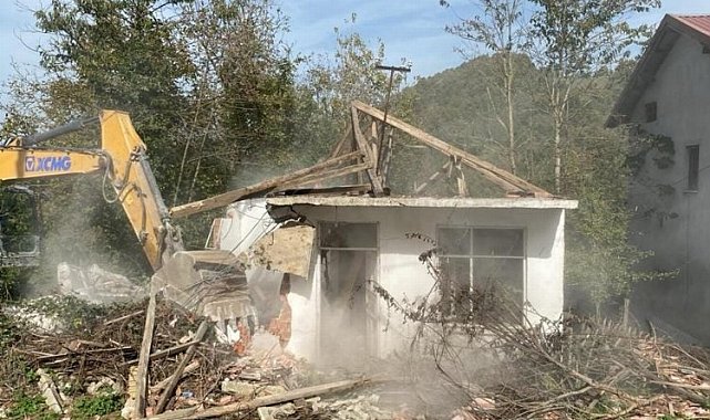 Gölcük'te 123 riskli metruk yıkıldı