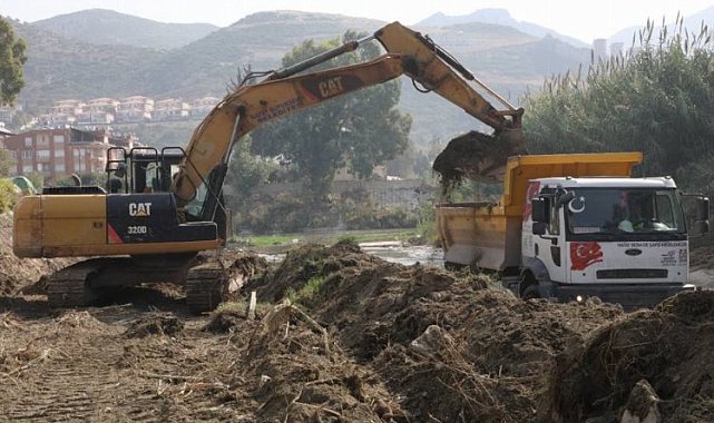 Hatay'da olası sele karşı tedbiri elden bırakmıyor