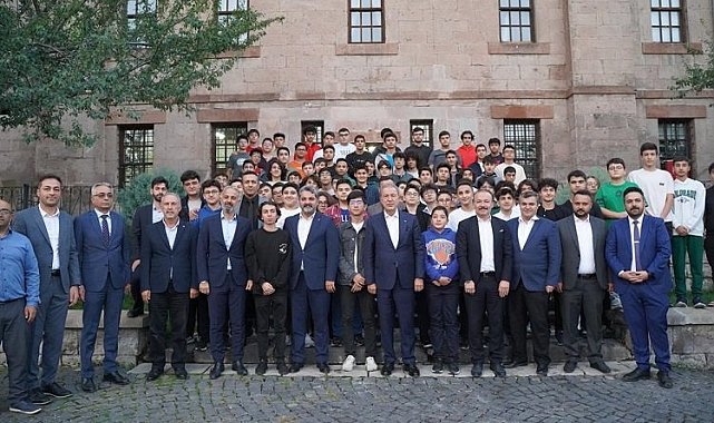 Hulusi Akar Kayserili gençlerle bir araya geldi