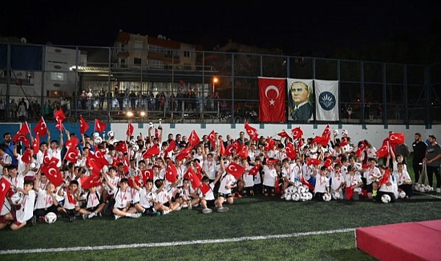 İzmir Karabağlar'da 100. yılın coşkusuyla oynadılar