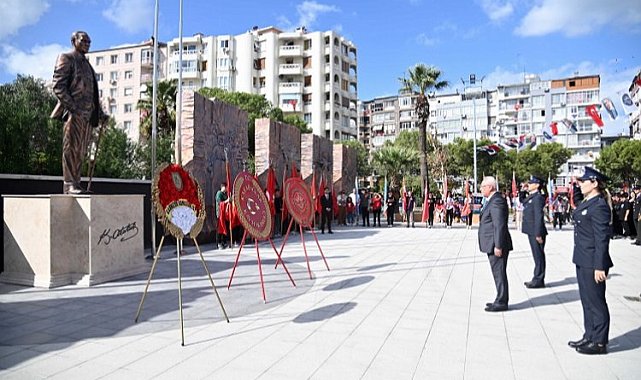 İzmir Karabağlar'ın yeni meydanında çelenkler sunuldu