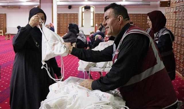 İzmit Umre yolcularını hediyelerle uğurladı