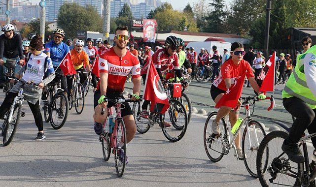 İzmit'te Bisiklet Korteji renkli görüntüler oluşturdu