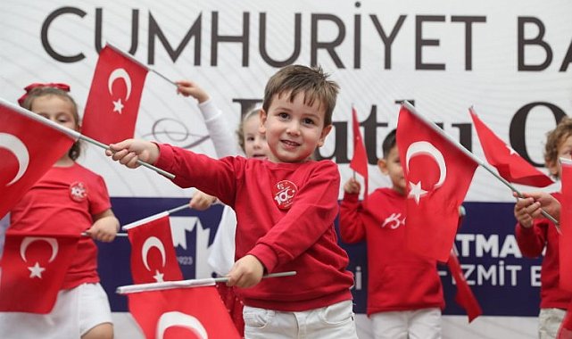 İzmit'te çocuklar 100. Yılı coşkuyla kutladı