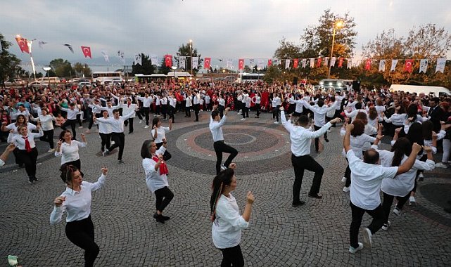 İzmit'te coşkuya 100 zeybek gösterisi
