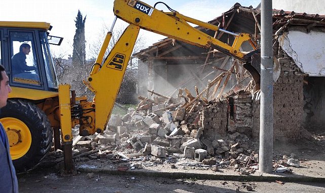 Karacabey'de metruk binalara yıkım