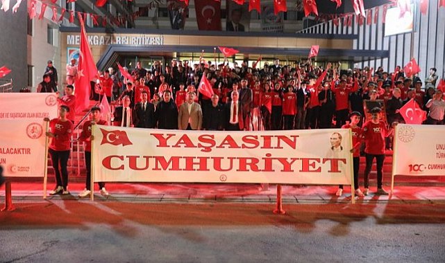 Kayseri Melikgazi'de Cumhuriyet için fener alayı