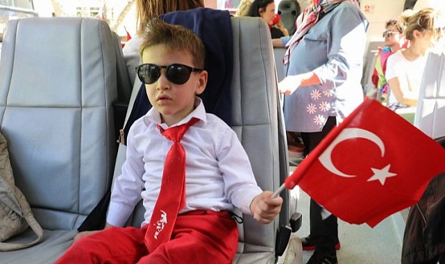 Kocaeli İzmit'te 100. Yıl şehir turu ile bayram coşkusu