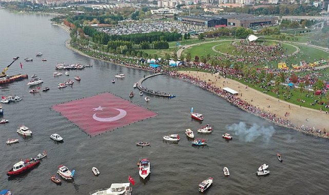 Kocaeli'de Cumhuriyet'e koştular... Bayrak açtılar