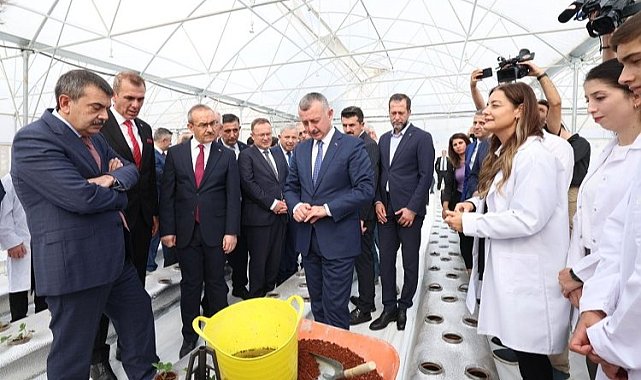 Kocaeli'nde öğrenciler Ar-Ge serasında çilek yetiştiriyor