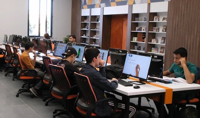 Malatya 100. Yıl İl Halk Kütüphanesi'ne öğrencilerden tam not