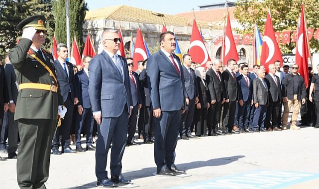 Malatya'da 29 Ekim coşkusu çelenkle başladı