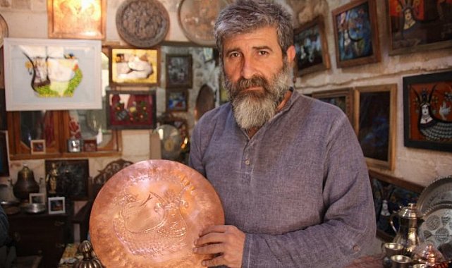 Mezopotamya'nın büyülü kızı Şahmaran'ı 40 yıldır bakıra işliyor