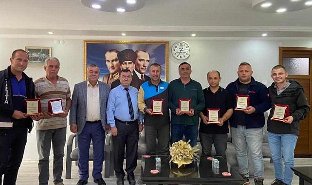 Yenikarpuzlu Belediyesi personeline plaket