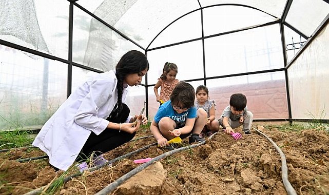 Antalya Muratpaşa'da minik eller tohumları ekti