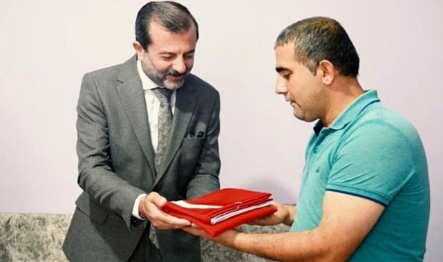 Başkan Işık'tan Akyol ailesine bayrak hediyesi