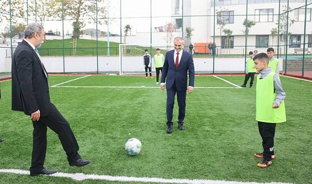 Çayırova'daki yeni halı sahada ilk maçın başlama vuruşu protokolden