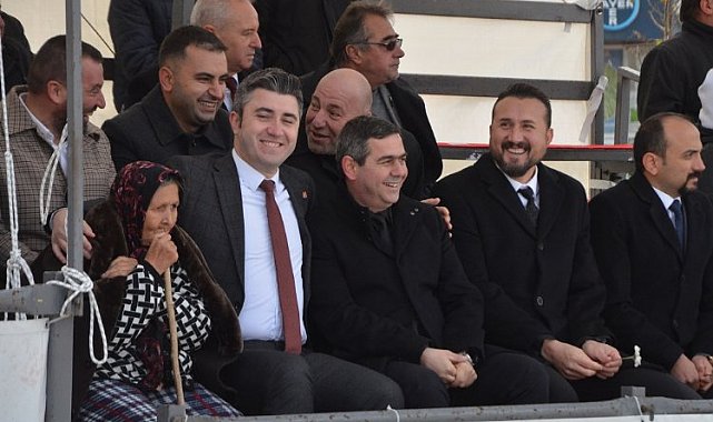 Herkes mont ararken o paltosunu verdi... Davranışı takdir topladı