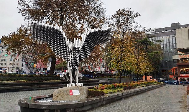 Kartal heykeli meydana yakıştı