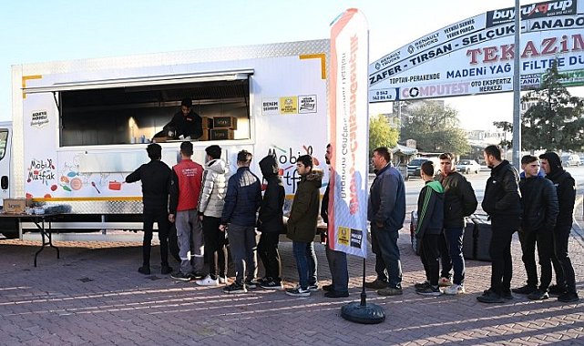 Konya'da sanayide çalışan gençlerle buluştu