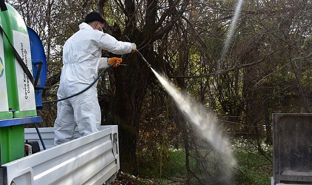 Malatya'da konteyner kentlerde ilaçlama sürüyor