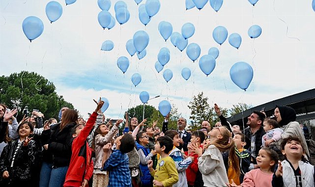 Mavi balonlar Bursa'dan gökyüzüne bırakıldı