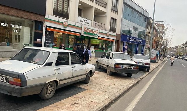 Düzce'de kaldırımlar otopark oldu!
