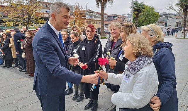 Gölcük'te 5 Aralık'a özel kadınlara karanfil
