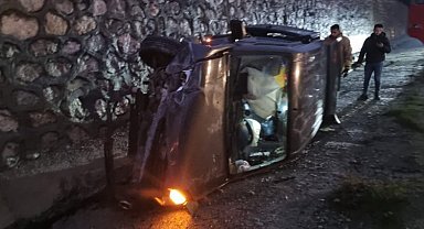 Adıyaman'da hafif ticari araç şarampole devrildi: 4 yaralı