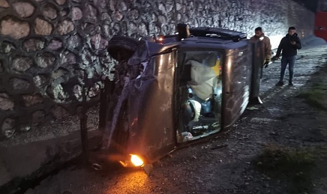 Adıyaman'da hafif ticari araç şarampole devrildi: 4 yaralı