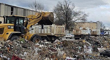 Bursa Osmangazi'de kaçak atılan molozlar temizlendi