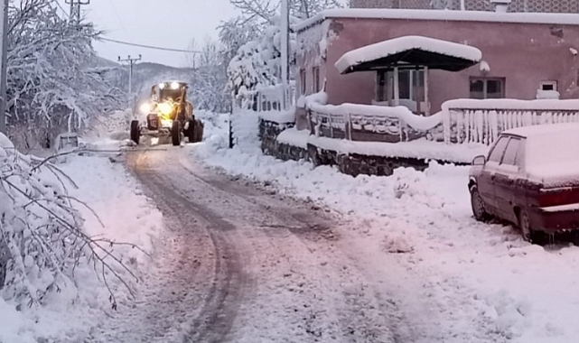Büyükşehir ekipleri kapanan yolları açtı