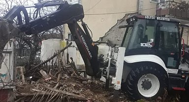 Gölcük'te tehlikeli metruklara yıkım