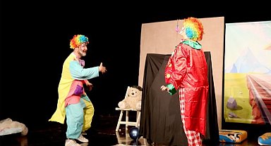 "İki Bavul Dolusu Hapşu ile Turşu" AKM'de kahkahayla geçti