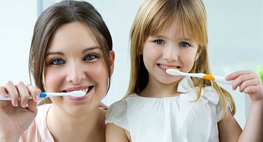 İlk dişlerin çıkmasıyla fırçalama alışkanlığı kazanılmalı