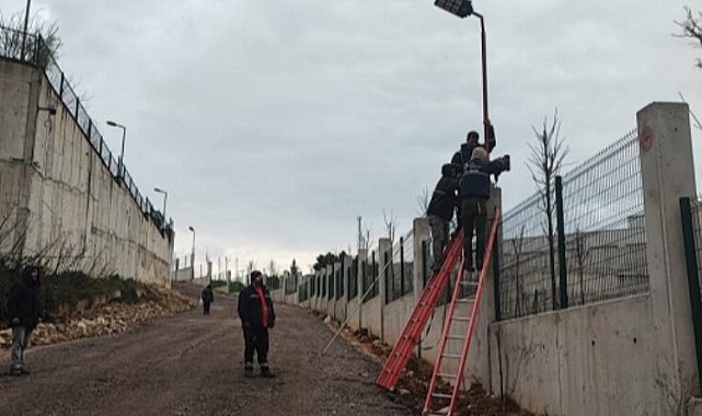İzmit Belediyesi yolu güneş enerjisi ile aydınlatıyor