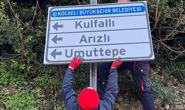 Kocaeli'de yıpranan yön ve trafik levhalarını yeniliyor