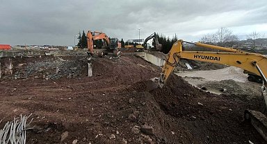 Kocaeli'nde TEM Otoyolu üzerindeki menfez yıkılıyor