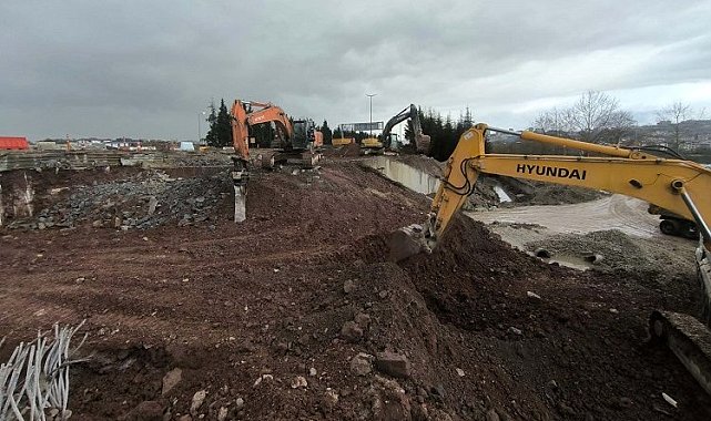 Kocaeli'nde TEM Otoyolu üzerindeki menfez yıkılıyor