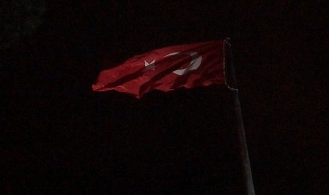 Manisa Akhisar'da dev Türk Bayrağı gönderde