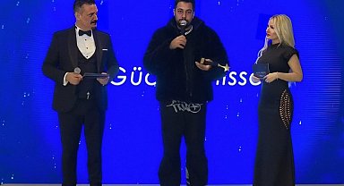 Şevket Öndaş 'Yılın En Dikkat Çeken Parlayan DJ'yi seçildi!