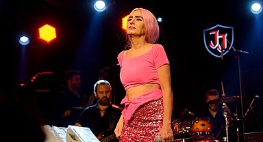 Yıldız Tilbe bu kez 'pembe' dedi!