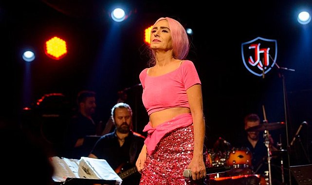 Yıldız Tilbe bu kez 'pembe' dedi!