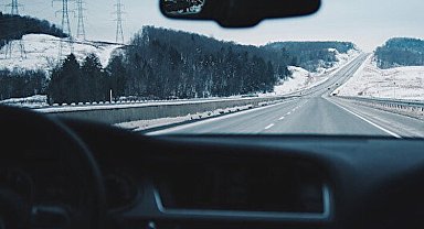 Zorunda değilseniz araçla yola çıkmayın! Kış aylarında güvenli sürüş için öneriler...