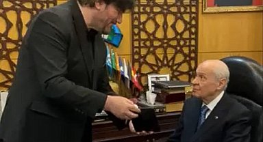 Ahmet Şafak'tan Devlet Bahçeli'ye çifte takdim