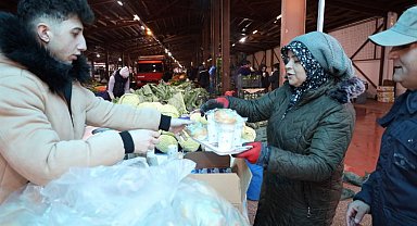 Başiskele'de çorbalar pazarcıların içlerini ısıttı