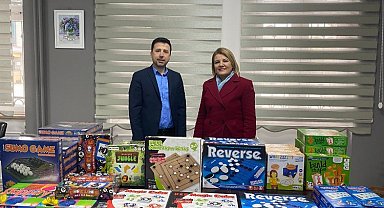 Başkan Hürriyet'ten öğrencilere 'Akıl ve Zeka Oyunları' seti hediyesi